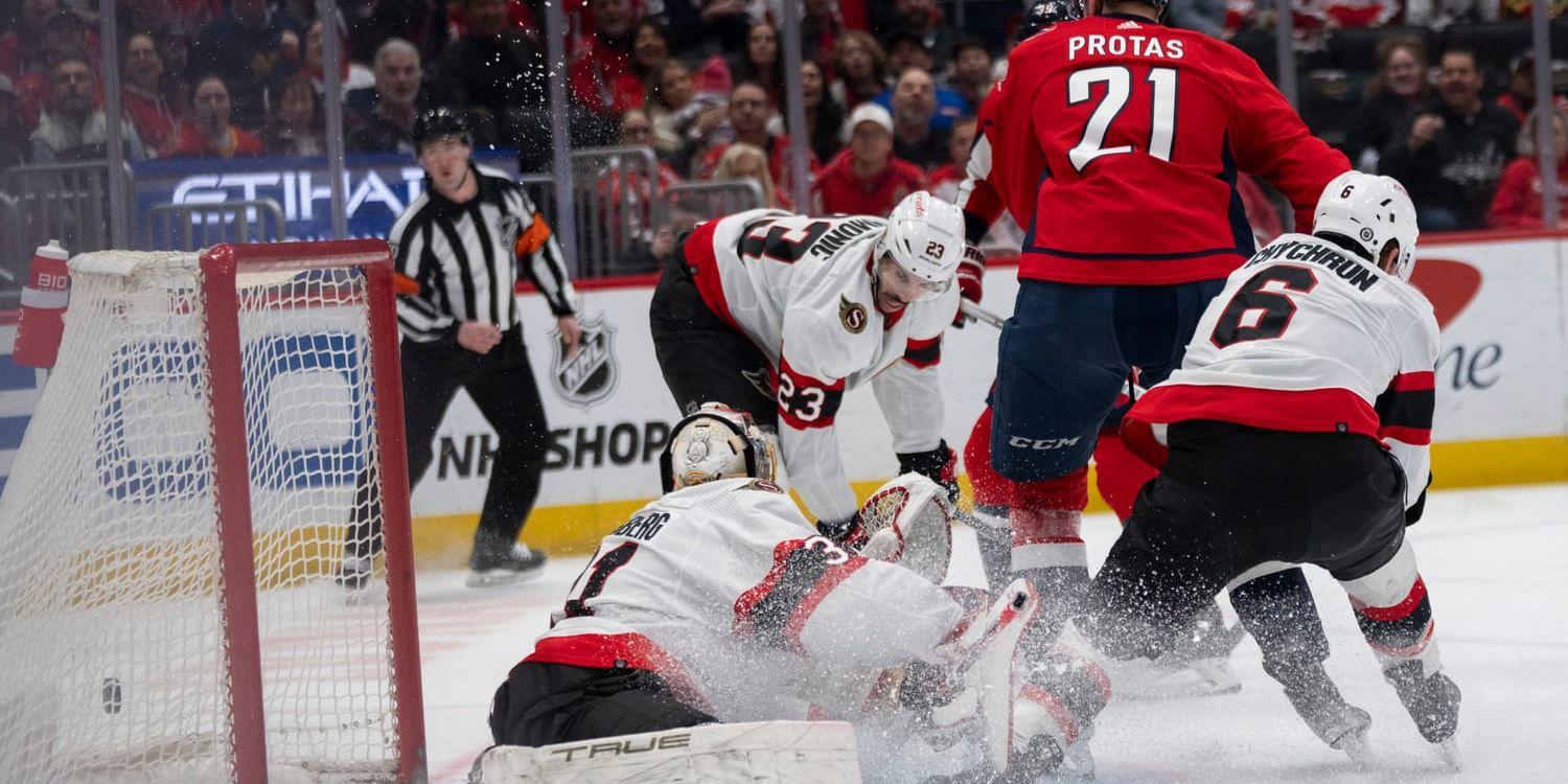 Anton Forsberg släpper en puck förbi sig i matchen mot Washington.