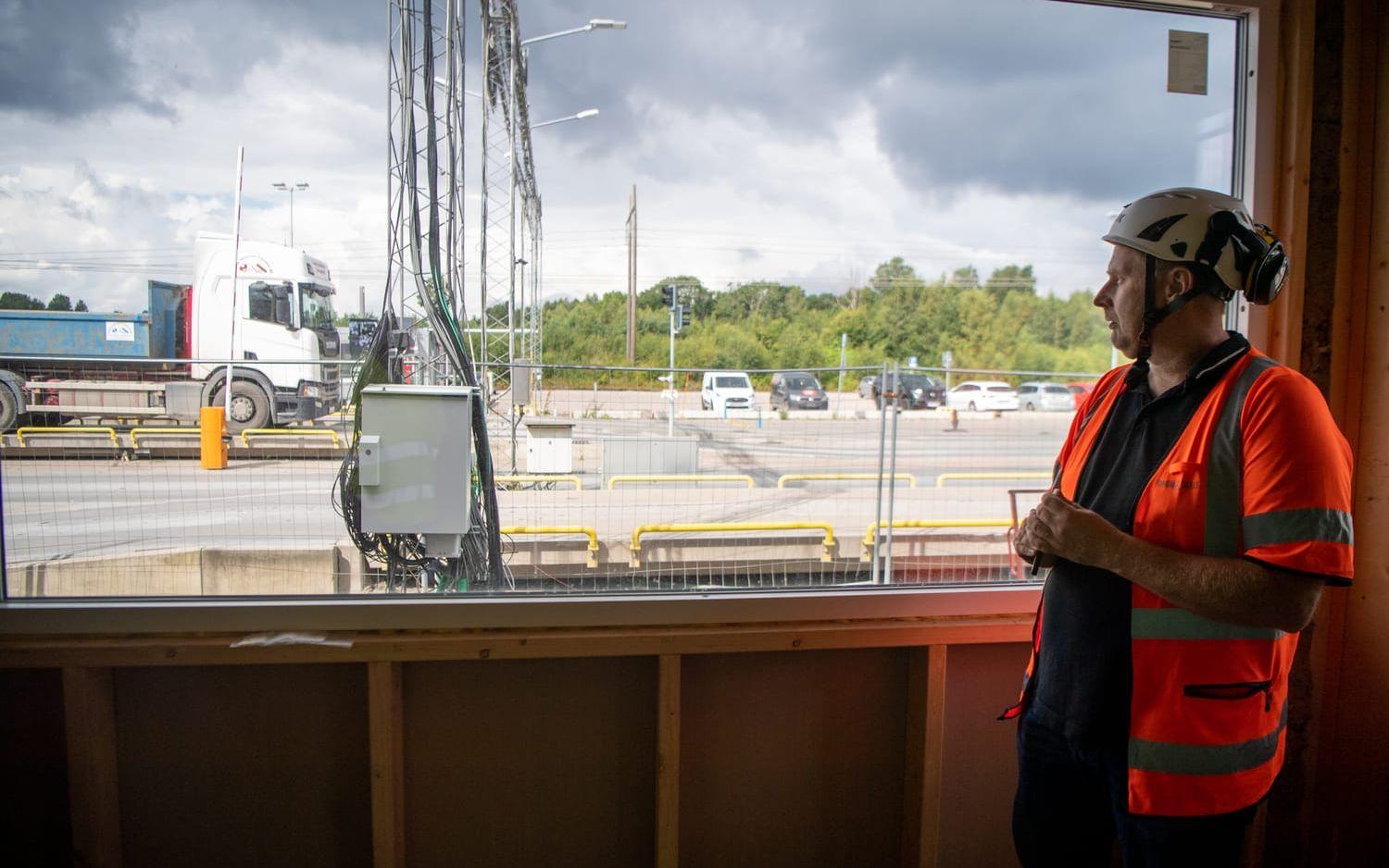 Genom fönstret till det blivande vågrummet ser Tommy Ohlsson en lastbil vägas ut på en av anläggningens tre 24-metersvågar.