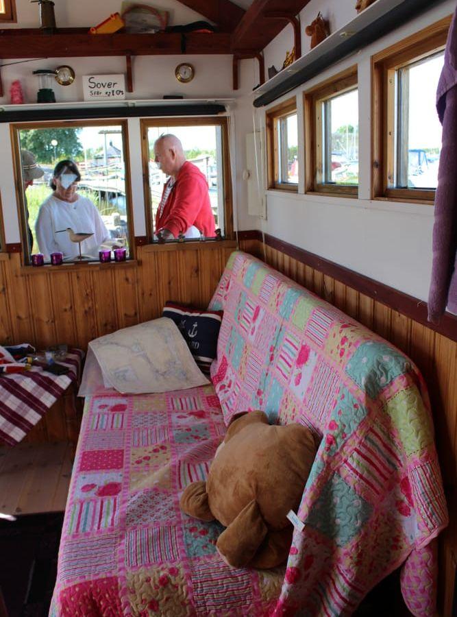 Sommar efter sommar träffar Pelle och Gudrun vänner från olika länder som kommer tillbaka till Sunnanå hamn.