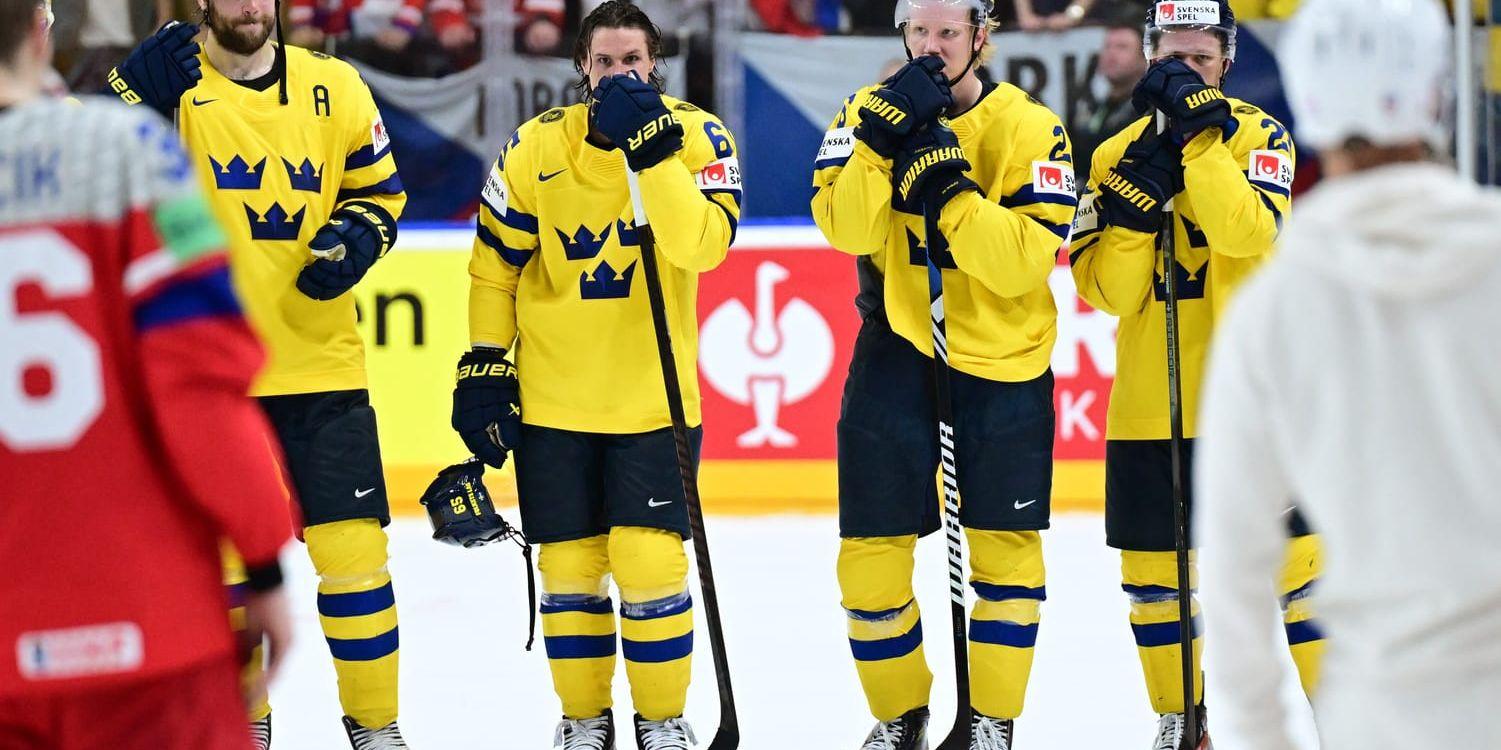 Sveriges Victor Hedman, Erik Karlsson, Rasmus Dahlin och Lukas Raymond deppar efter förlusten i VM-semifinalen mot Tjeckien.