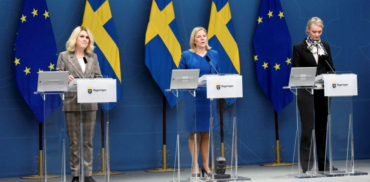 Socialminister Lena Hallengren, statsminister Magdalena Andersson (S) och Folkhälsomyndighetens generaldirektör Karin Tegmark Wisell under pressträffen.