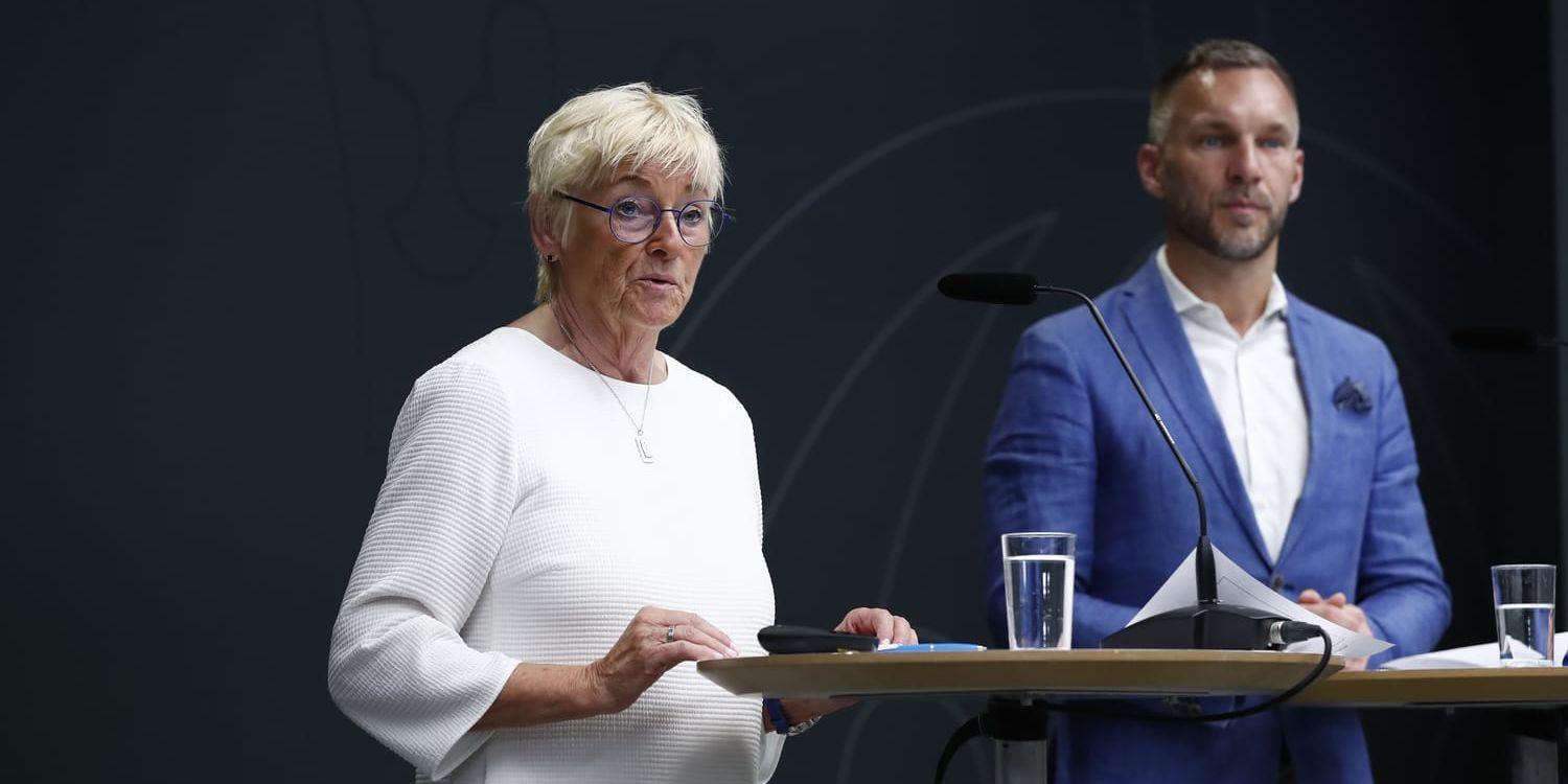 Civilminister Erik Slottner (KD) och särskild utredare Britt Bohlin under en pressträff om utredningen om digital post.