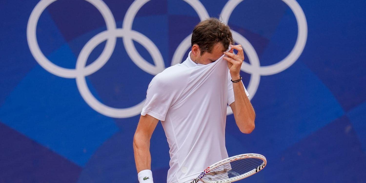 Tävlar utan färger. Ryske tennisspelaren Daniil Medvedev och andra ryska idrottare får delta under neutral flagg i OS. 