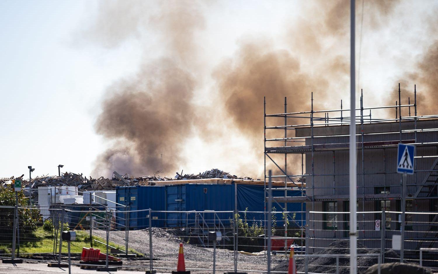 Räddningstjänsten är framme med flera styrkor vid en brand vid Heljestorp