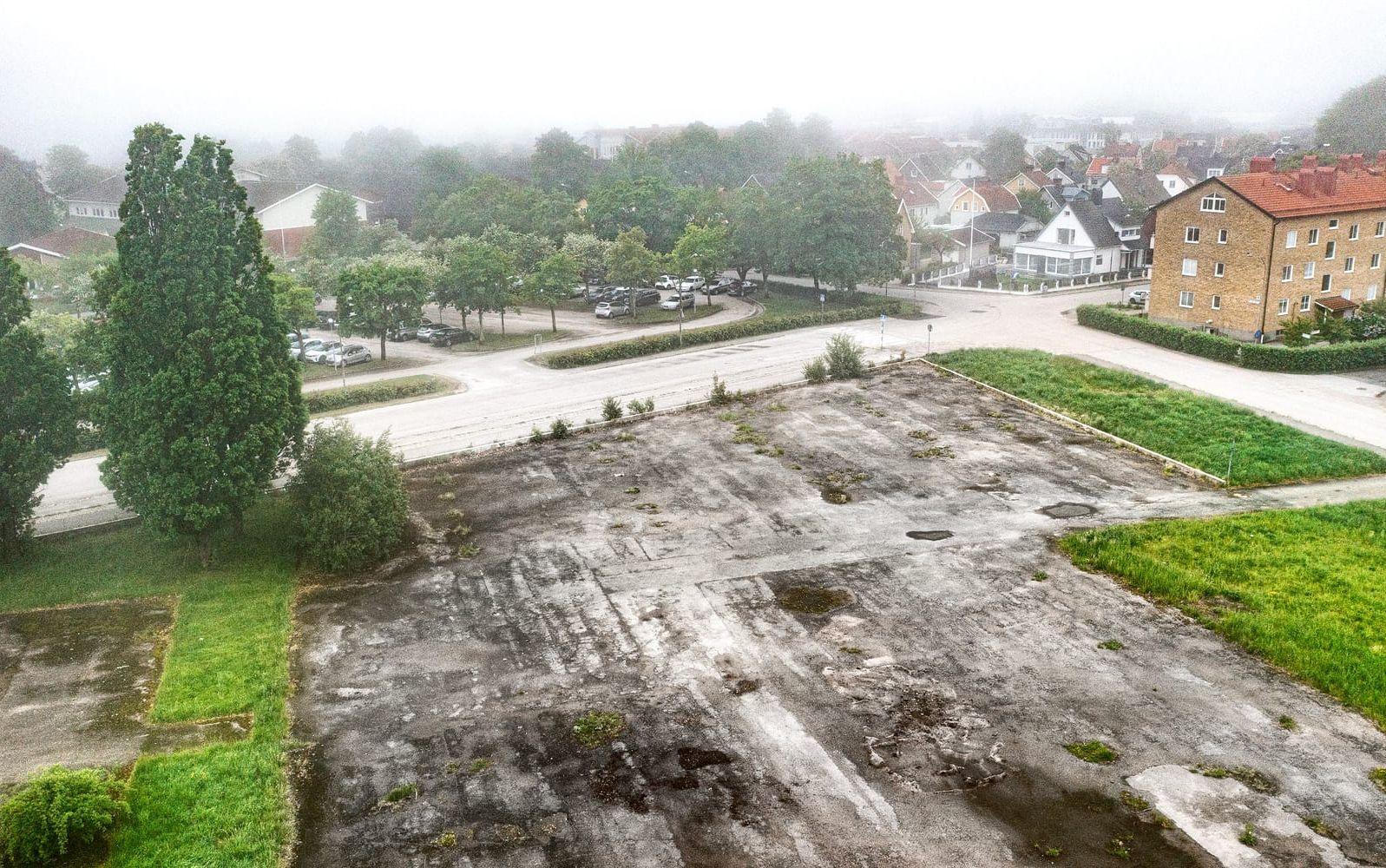 Här på gamla Östra skolans tomt i Vänersborg finns det nu planer på att bygga ett nytt äldreboende. 