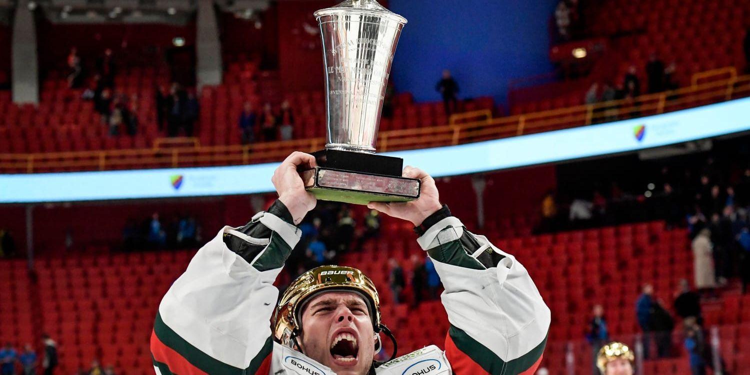 Frölundas målvakt Johan Gustafsson fick lyfta SM-pokalen i Globen i Stockholm i torsdags. Arkivbild.