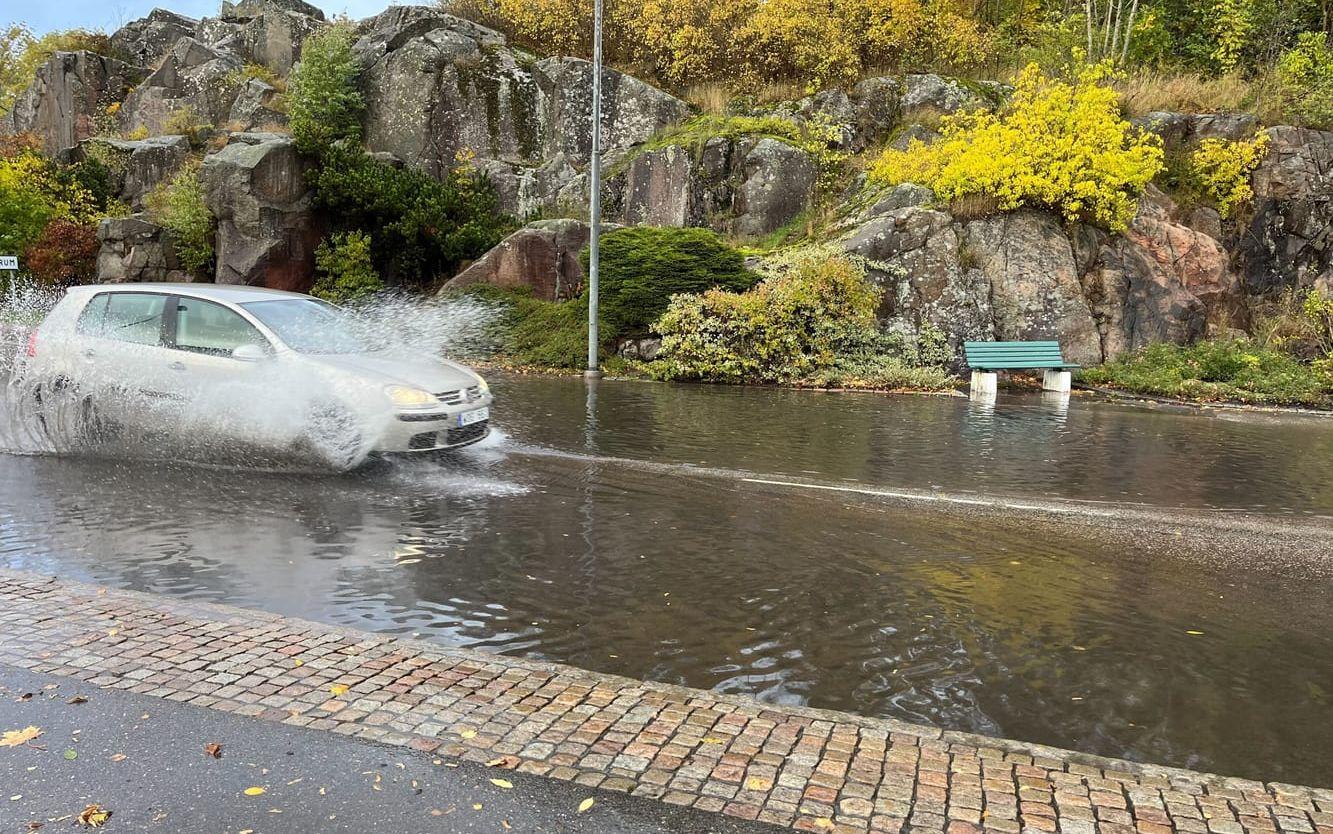 Eftermiddagens störtregn har skapat översvämningar på flera gator i Uddevalla.