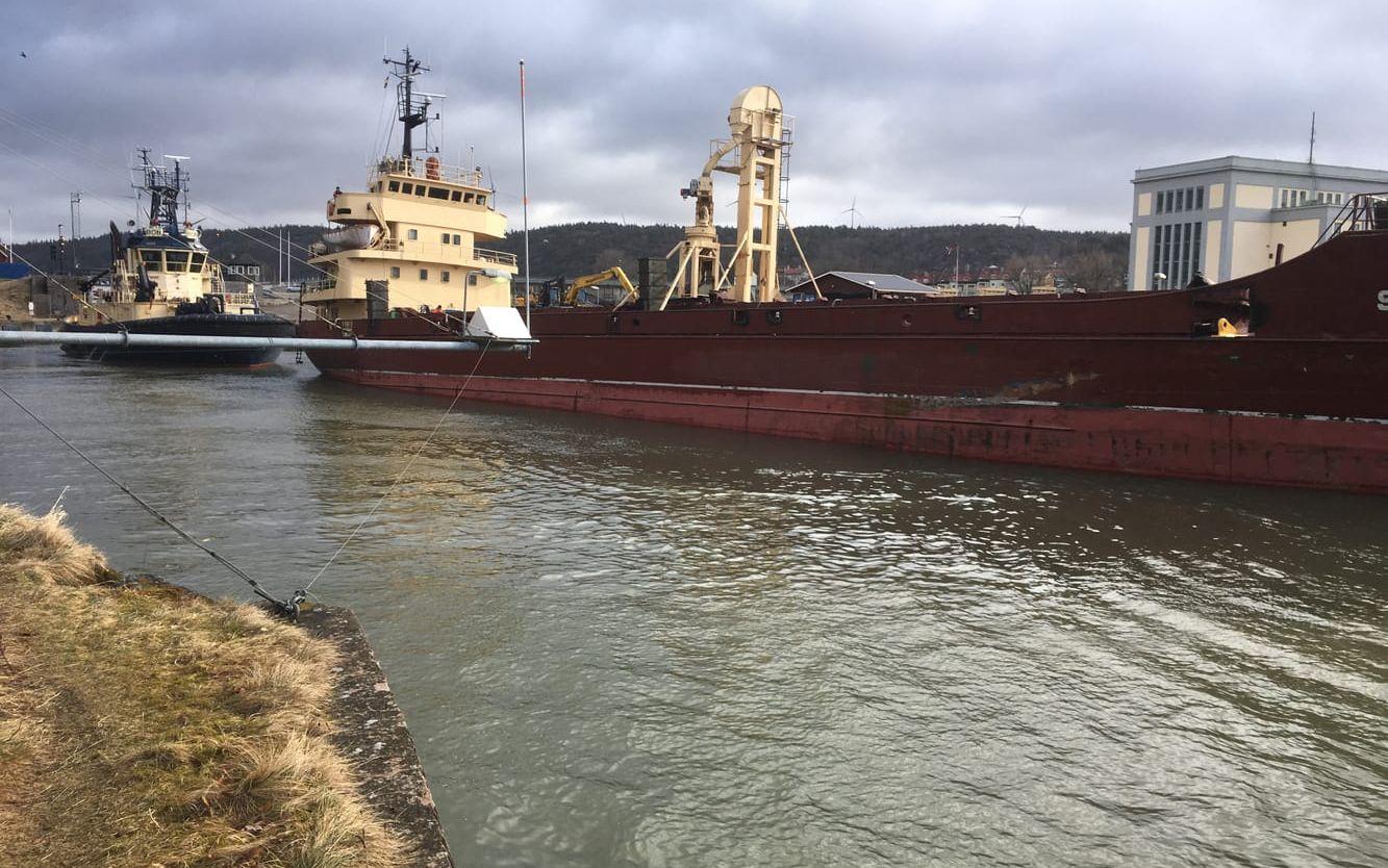 På morgonen den 22 mars, nästan fyra veckor sedan fartyget gick på grund i Lilla Edet, bogserades Sternö iväg mot ett varv i Göteborg. Bild: Pasi Hakopuro