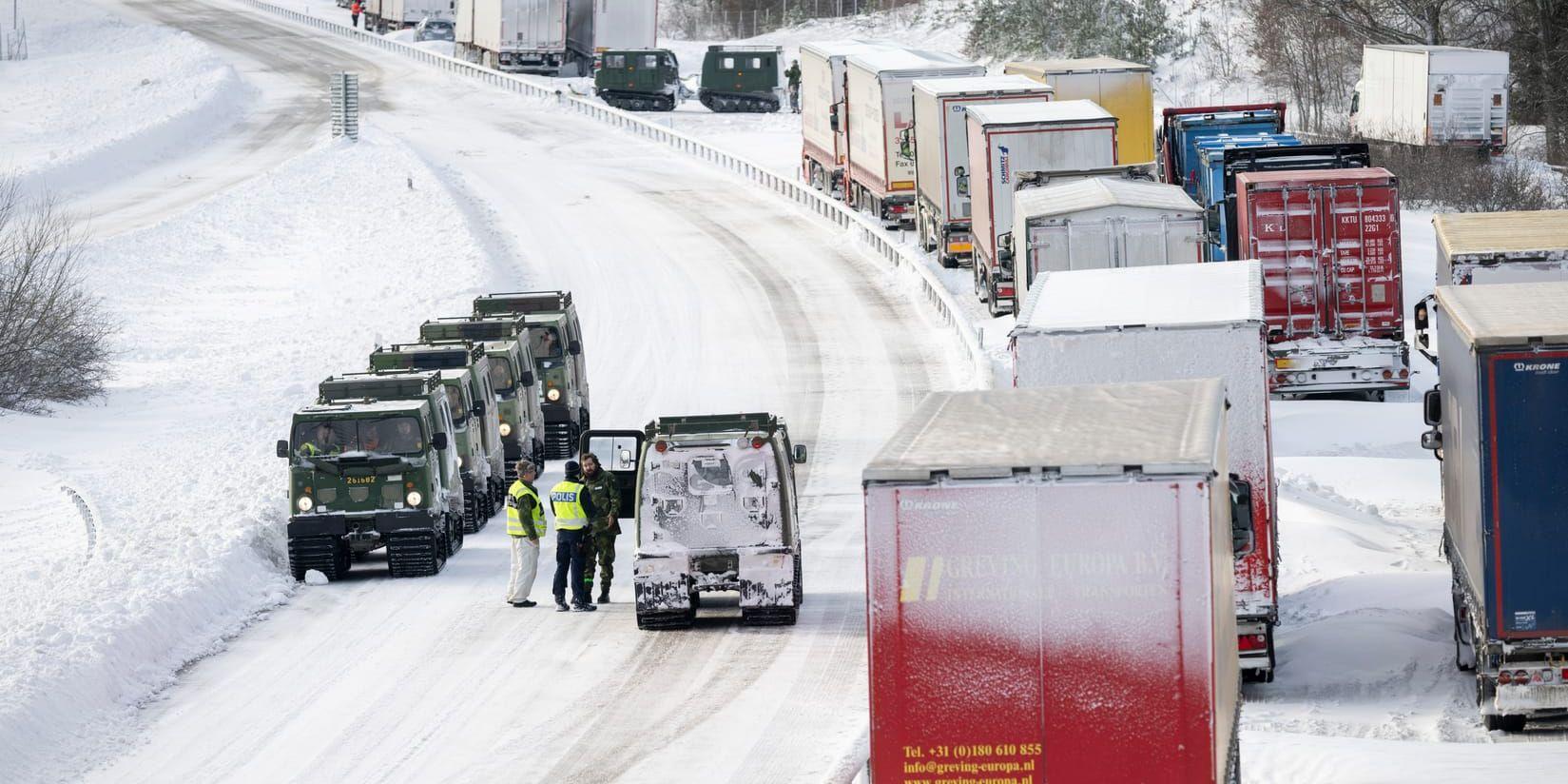 Kökaoset pågick 3–4 januari. Här är bandvagnar och polis på plats för att få loss fordon som fortfarande satt fast eftermiddagen 4 januari.