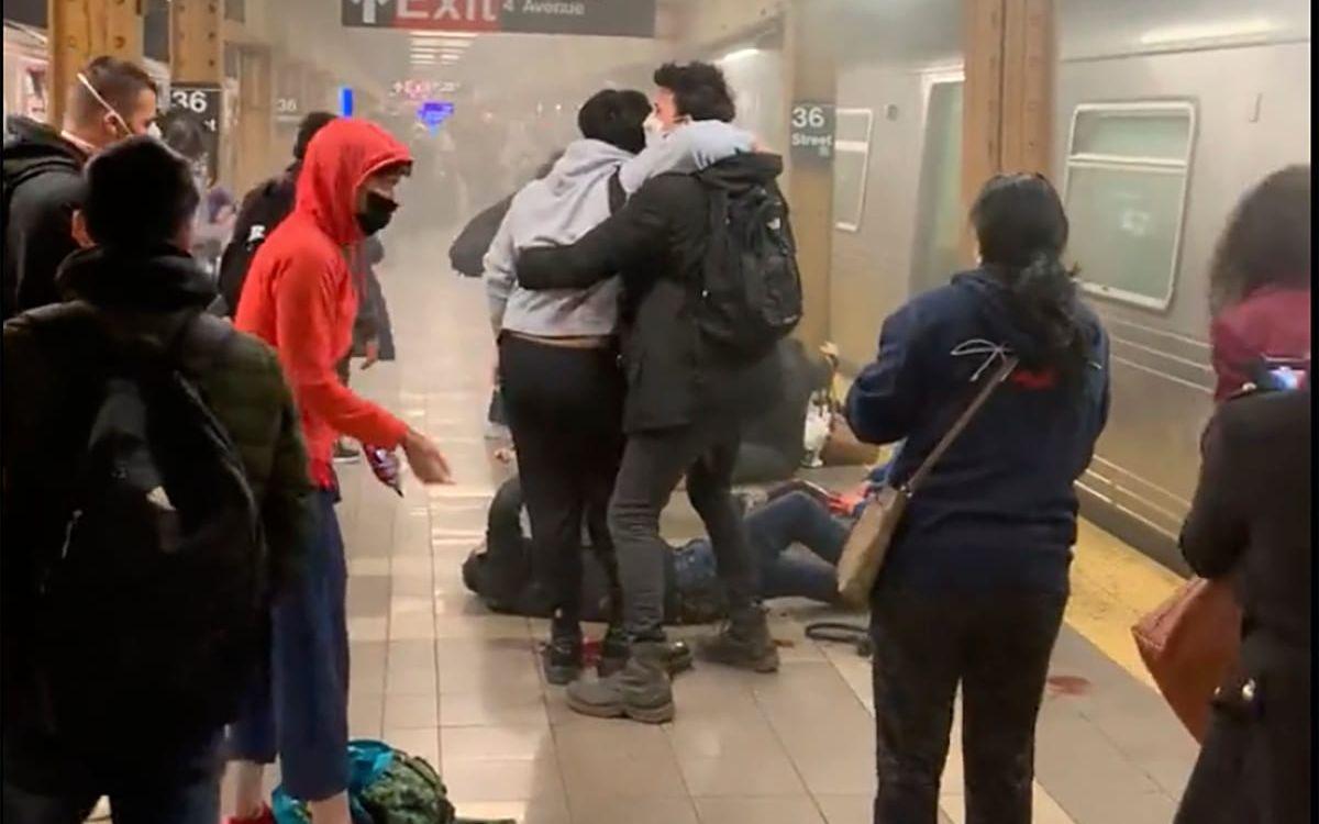 En video från sociala medier visar på tumultet på tunnelbanan precis efter att dådet genomförts.