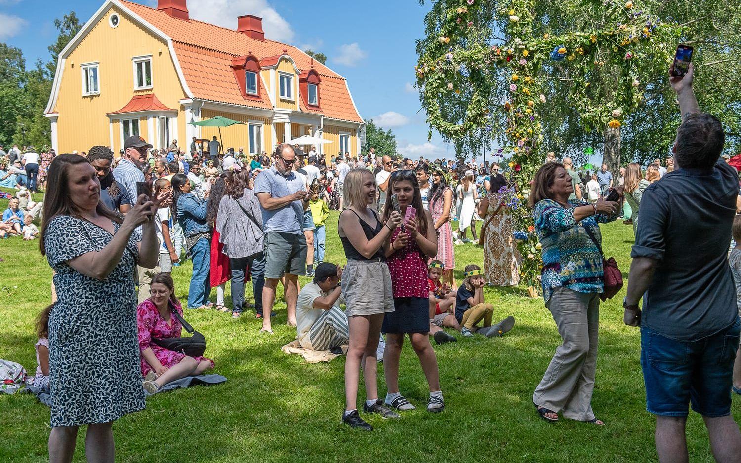 När Joel Almes ”Snart skiner Poseidon” spelas vill många gå närmare och lyssna och filma.